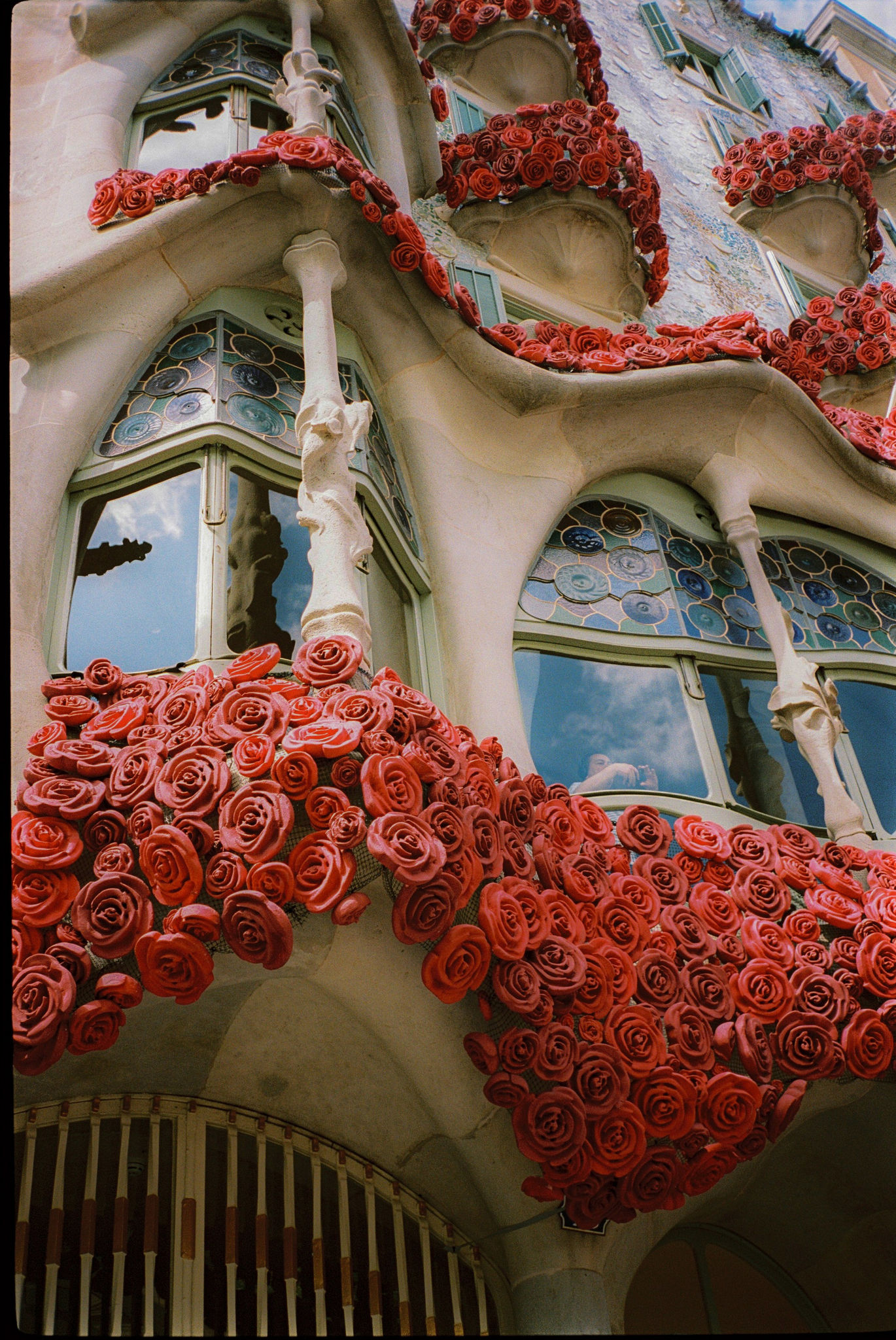 Façana de la Casa Batlló decorada amb roses