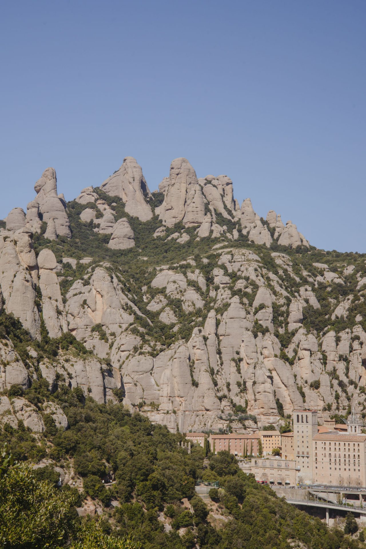 Vue de la montagne de Montserrat avec ses formations rocheuses et le monastère à son pied.